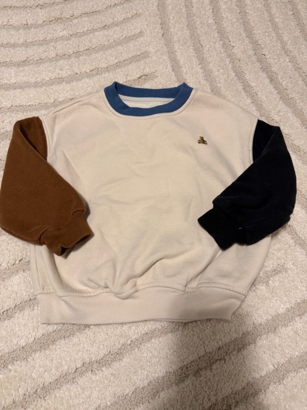 GAP Cream Crewneck Sweater with Brown & Black Sleeves and Blue Collar